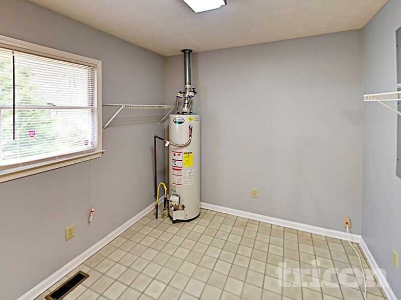 Building Photo - 2815 Club Forest Dr SE