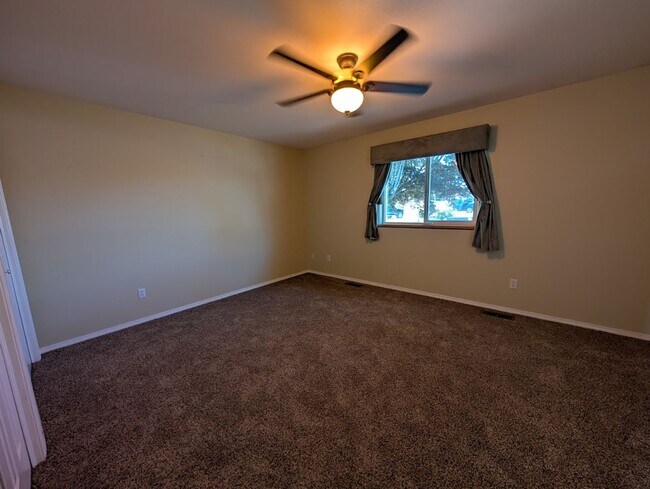 Building Photo - Gorgeous 3 Bedroom 2 Bath Condo - Deck with a View!