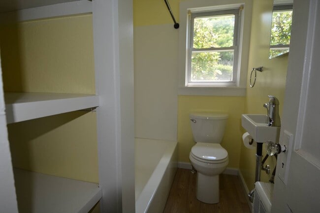 Building Photo - 99 Bayview Ave