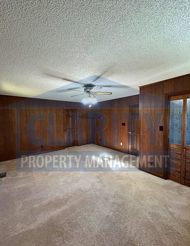 Building Photo - Charming two story home with garage and large yard!