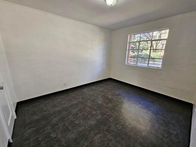 Building Photo - 287 Oak Ln