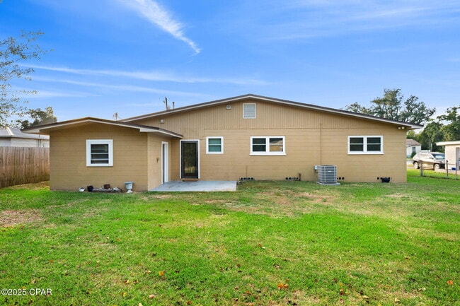 Building Photo - 1528 Oak Ave