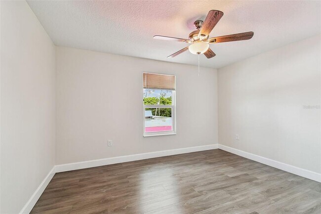 Building Photo - 650 E Tarpon Ave