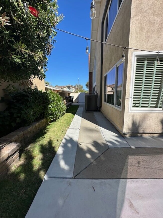 Building Photo - Stunning Newbury Park Home in model condit...