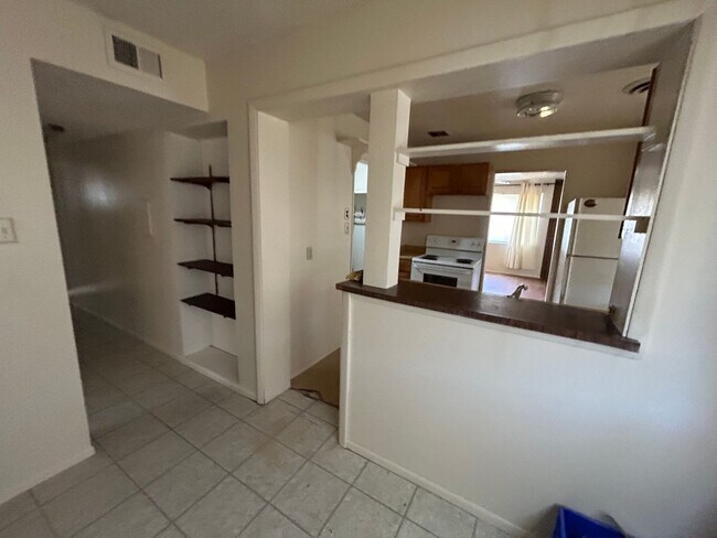 Building Photo - Spacious 4 bedroom, 2 bathroom home locate...