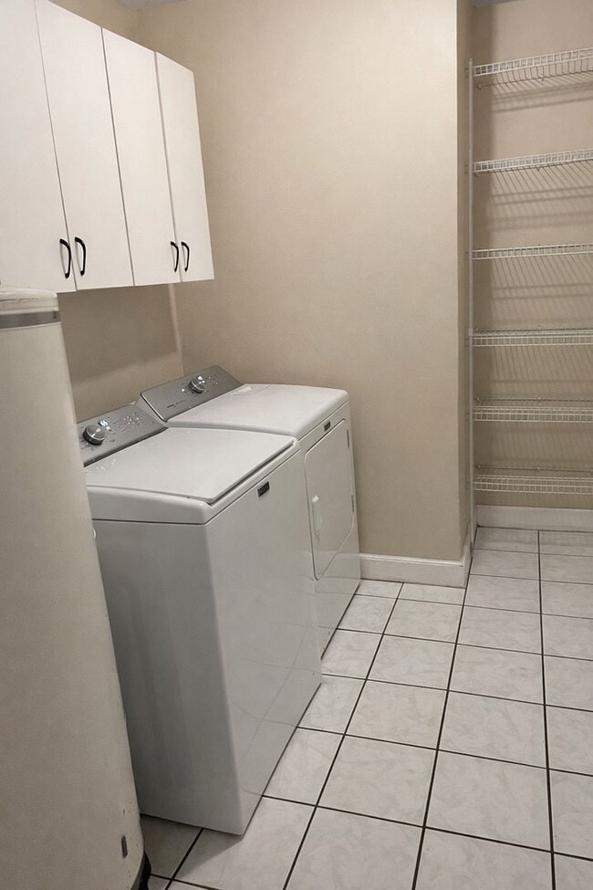 Building Photo - 3/2 Duplex Conveniently Situated in an Established Neighborhood!