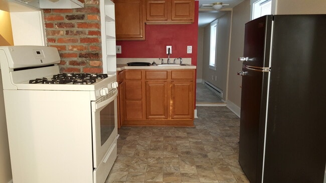 Building Photo - Welcome home to this charming and spacious 2-bedroom, 2 full bathroom single-family home in Edgew...