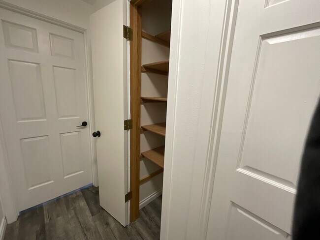 Building Photo - Beautiful 3 Bedroom 2 Bath Home at Lawrence Lake!