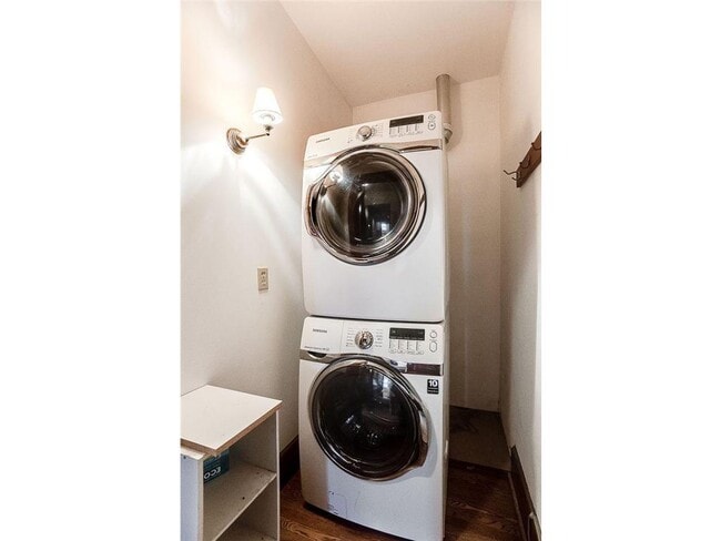 Building Photo - 808 Summit Ave