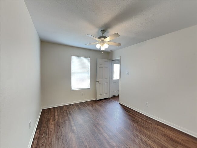 Building Photo - 3631 Barkers Crossing Ave