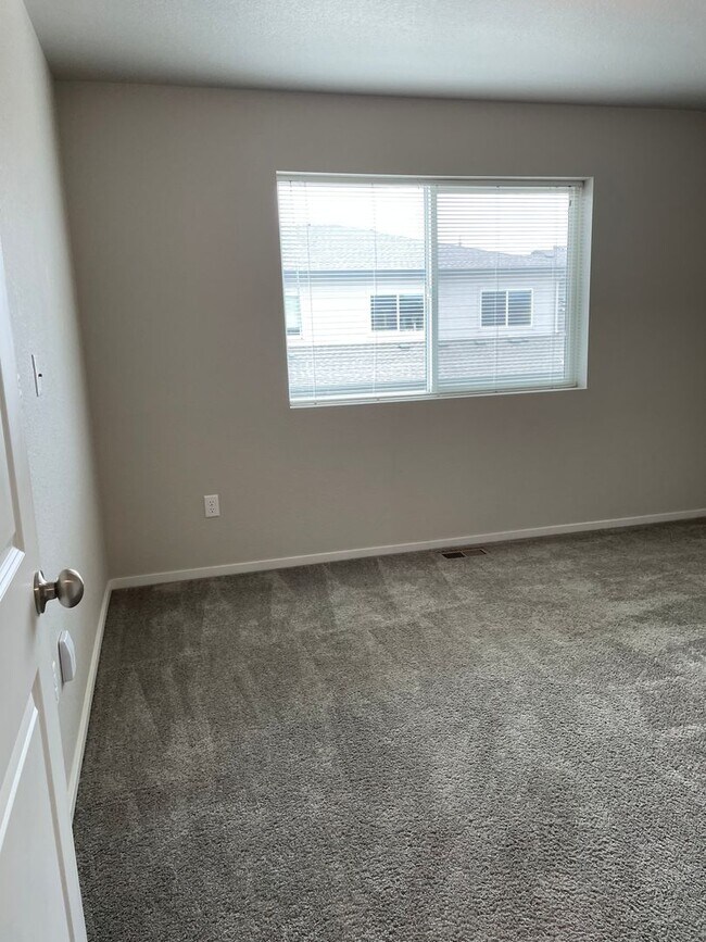 Building Photo - Luxury Rowhouse w/ 2-Car Garage in NE Ft. Collins