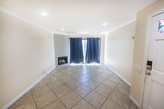 Building Photo - 3550 Sunset Ln