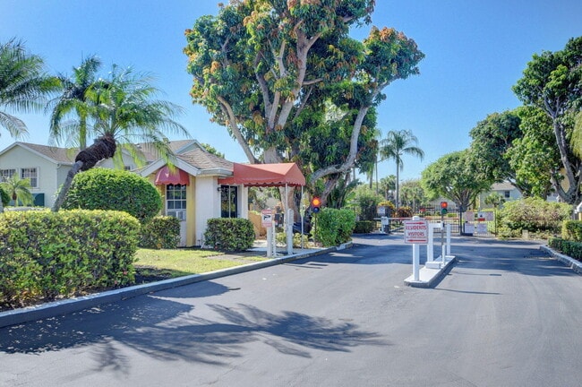 Building Photo - 621 Waterside Dr