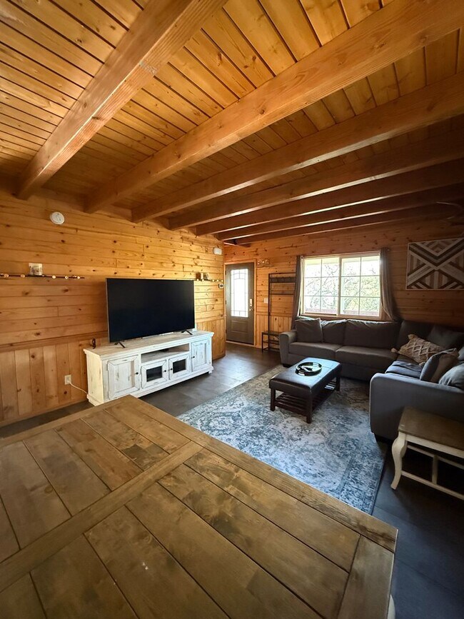Building Photo - Beautiful Crestline Home - Private & Peaceful