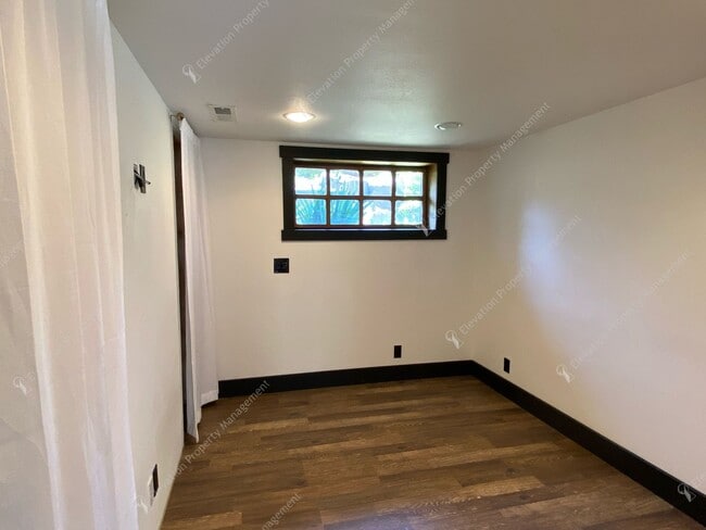 Building Photo - Unfurnished - Charming 3-Bedroom Home in D...