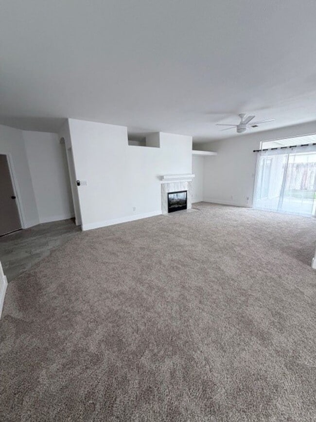 Building Photo - 10616 Petalo Dr