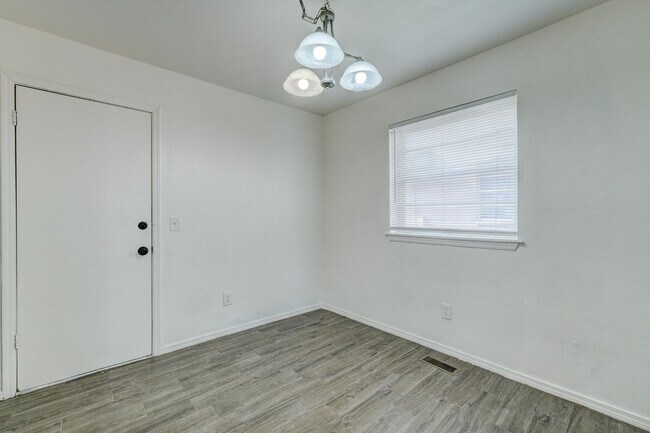 Building Photo - 3 bedroom 2.5 bath - NW Highway and Rockwell