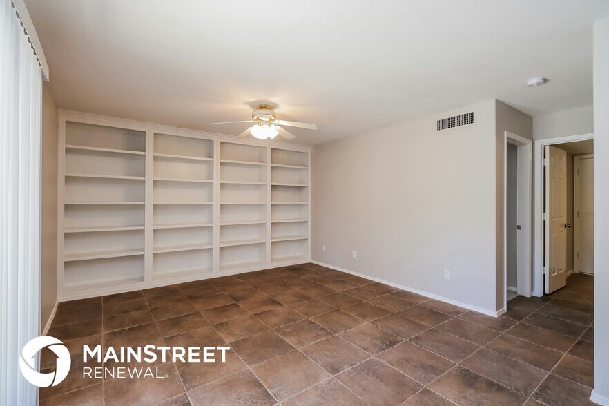 Building Photo - 875 W Spur Ave