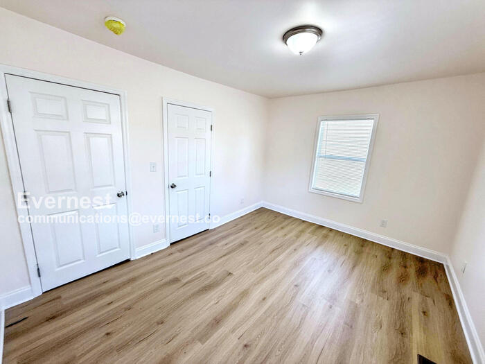 Building Photo - 831 4th Terrace W