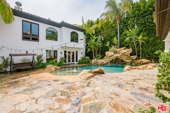 Building Photo - 4705 Los Feliz Blvd