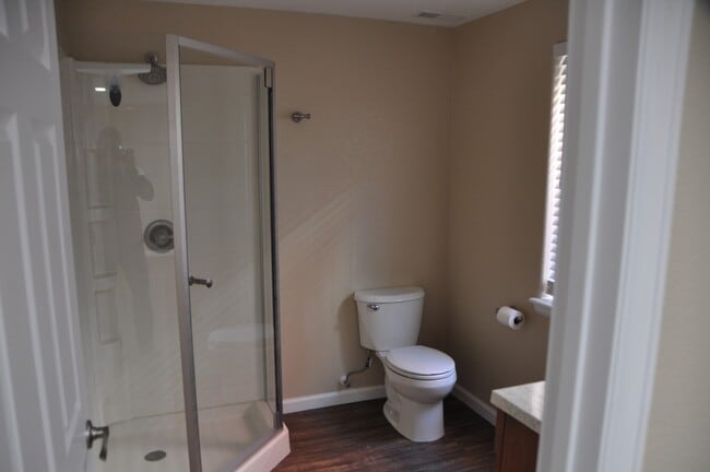 Building Photo - Stunning Town home in Mid Town!