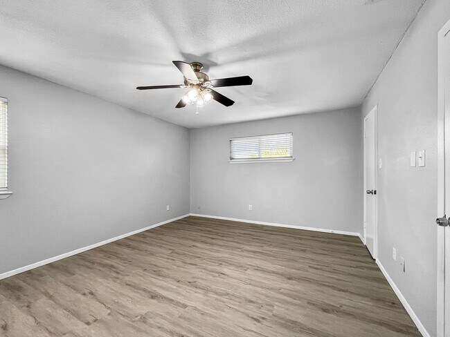 Building Photo - Updated 3-Bed Woodlake Home with Study & Covered Patio