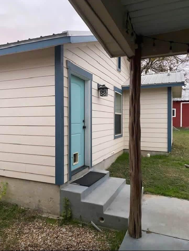 Building Photo - 910 Lewis Dr