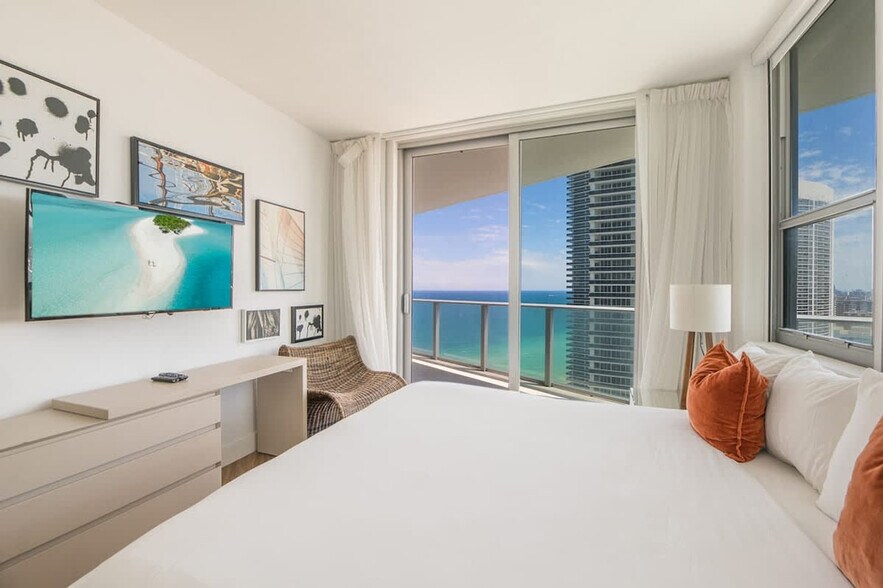 Building Photo - 4011 S Ocean Dr