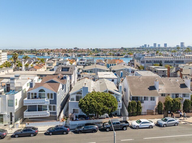 Building Photo - 9-MONTH FURNISHED WINTER RENTAL MID SEPT 2026 THROUGH MID JUNE 2027 **3-car parking**