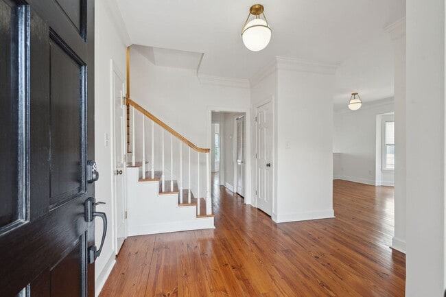 Building Photo - Move In Ready Waterfront Townhome in Downt...
