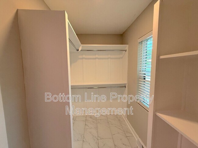 Building Photo - 4117 Oak Forest Dr