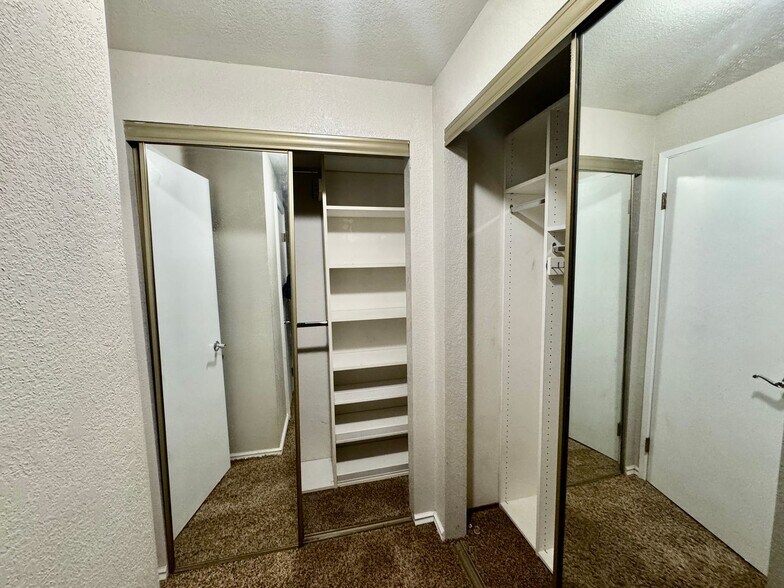 Building Photo - Bellevue Townhouse!!