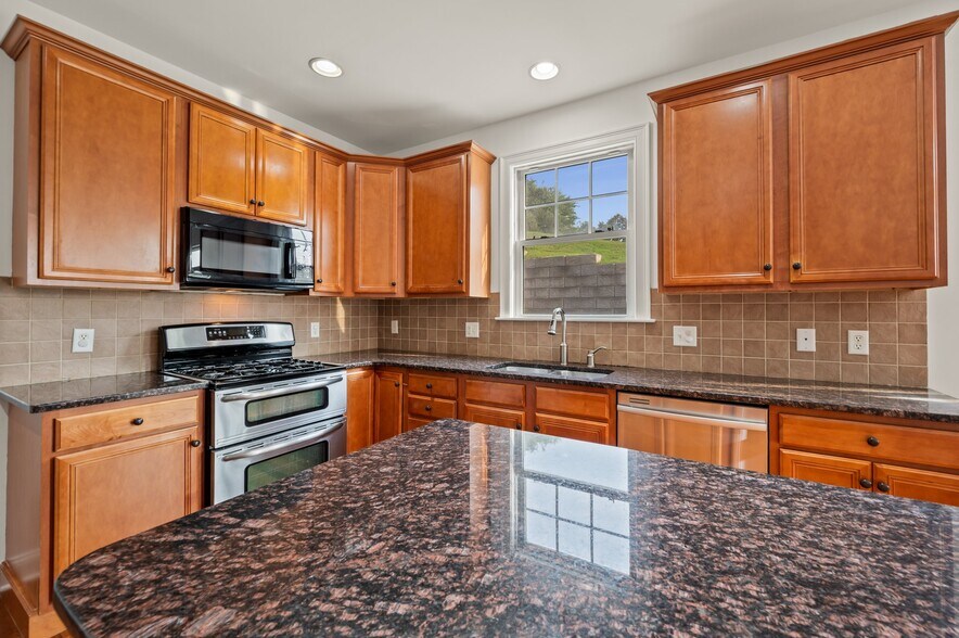 Building Photo - 5 Rolling Hills Dr
