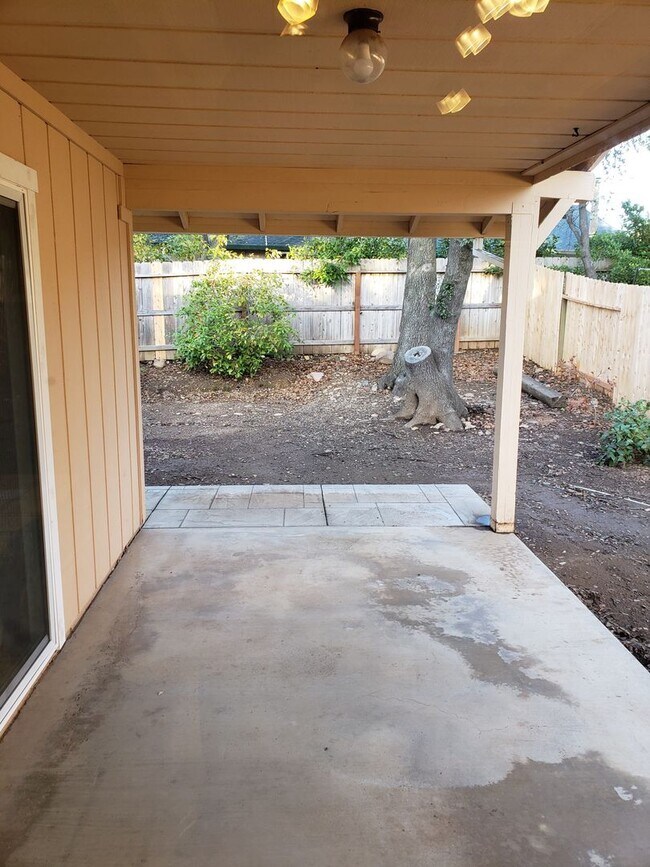 Building Photo - 3 BED 2 BATH HOUSE OFF VICTOR AVE