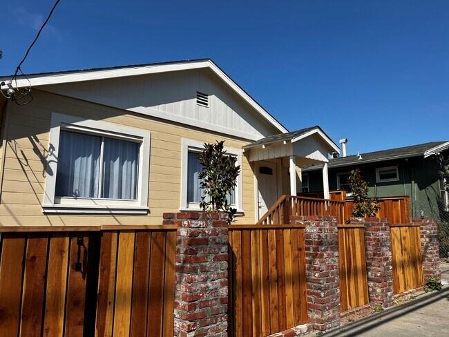 Building Photo - 4331-4333 Brookdale