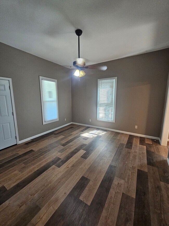 Building Photo - 2 bedroom | 1 bathroom | 1 car detached shop or garage | Large lot | Pets welcome!