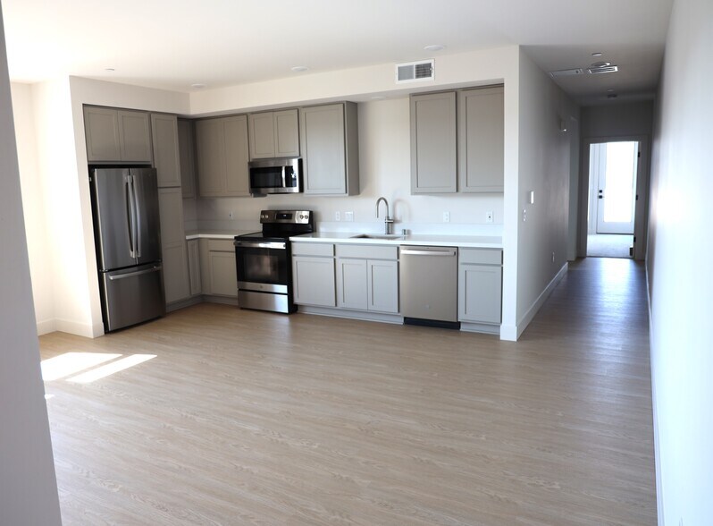 Kitchen and Great Room - 919 39th Ave