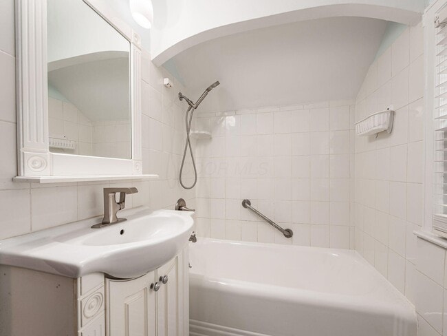 Building Photo - 495 Northview Dr