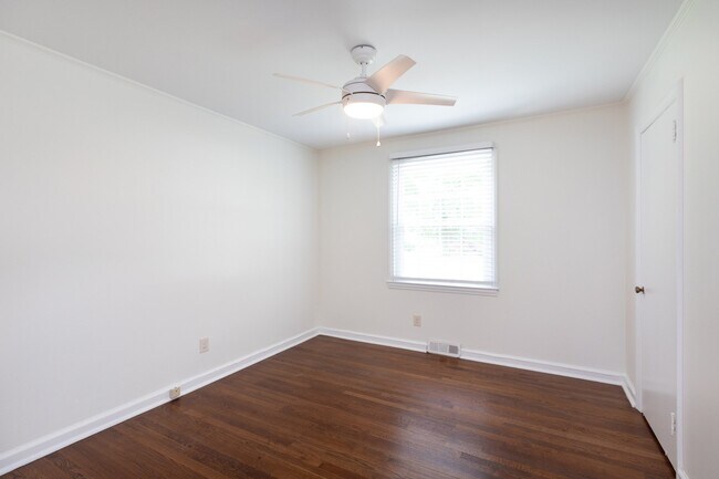 Building Photo - 5839 Wedgewood Dr