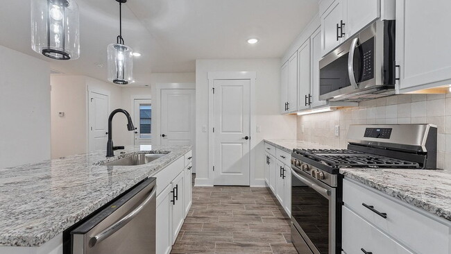 Building Photo - "Charming 3-Bedroom Retreat with Granite Finishes & Cozy Fireplace in Farmington!"