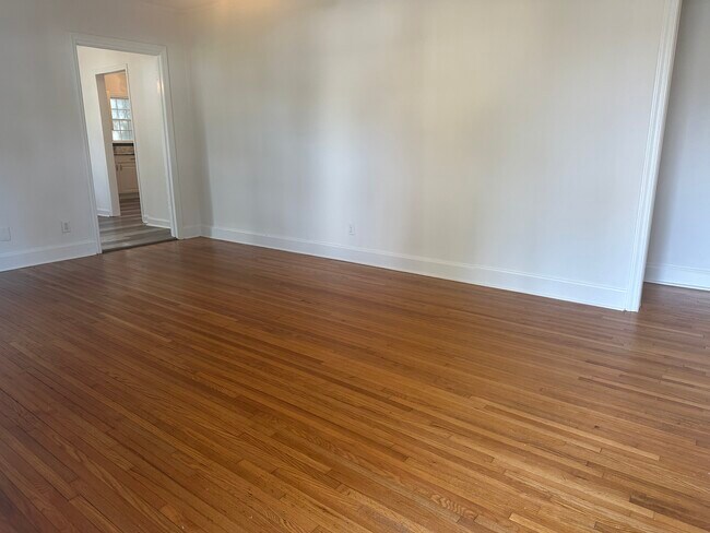 Building Photo - 900 Everett Pl