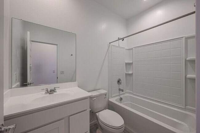 Building Photo - Alamar Living, 4 Bed, 3 Bath Rental!