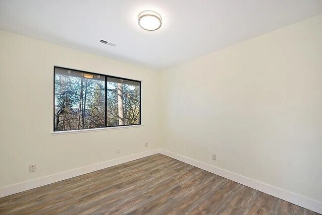 Building Photo - Beautiful 3BR/3BA Home on 1 Acre in Gated ...