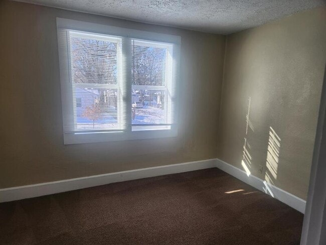 Building Photo - 801 N Gladstone Ave