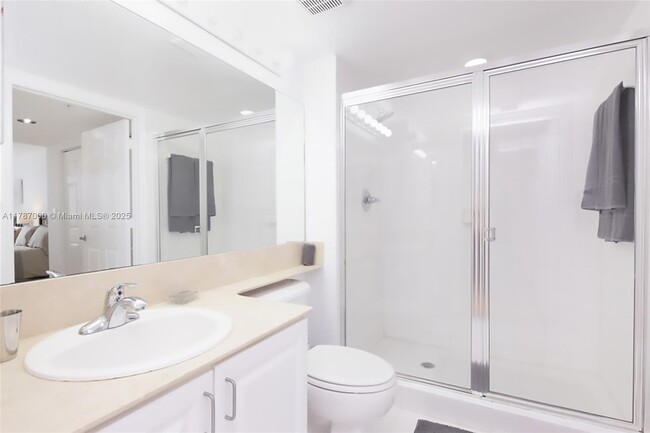 Building Photo - 1155 Brickell Bay Dr