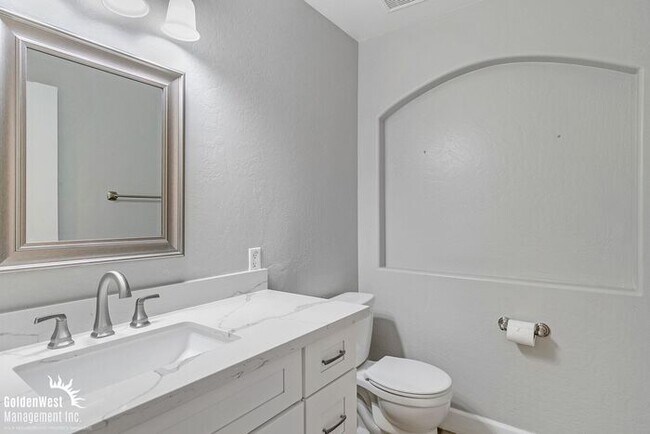 Building Photo - Modern 3bdm 3ba Home with Stylish Upgrades