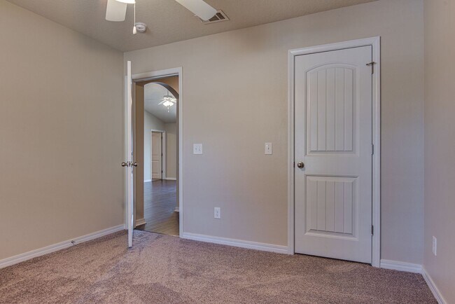 Building Photo - Charming 3-Bedroom Home - Oak Leigh Subdiv...