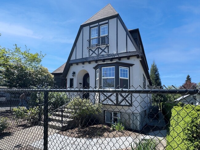 Building Photo - 540 Van Buren St