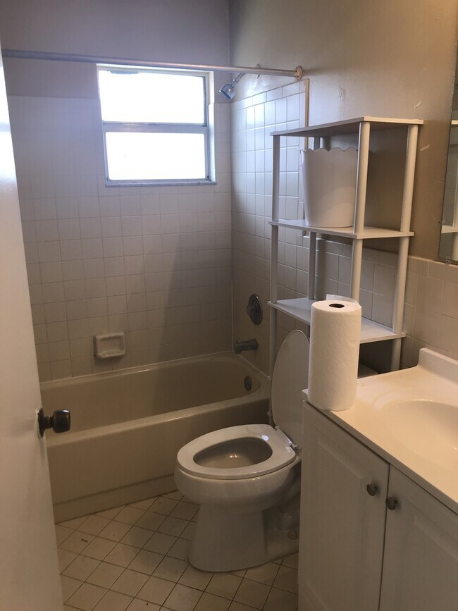 Building Photo - Large 3-2 house in Oakland Park