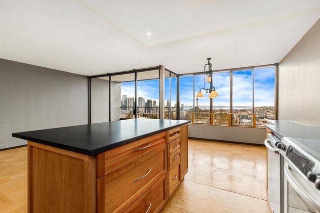 Building Photo - 601 Belmont Ave E